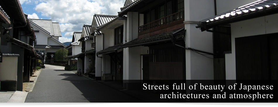 Streets full of beauty of Japanese architectures and atmosphere